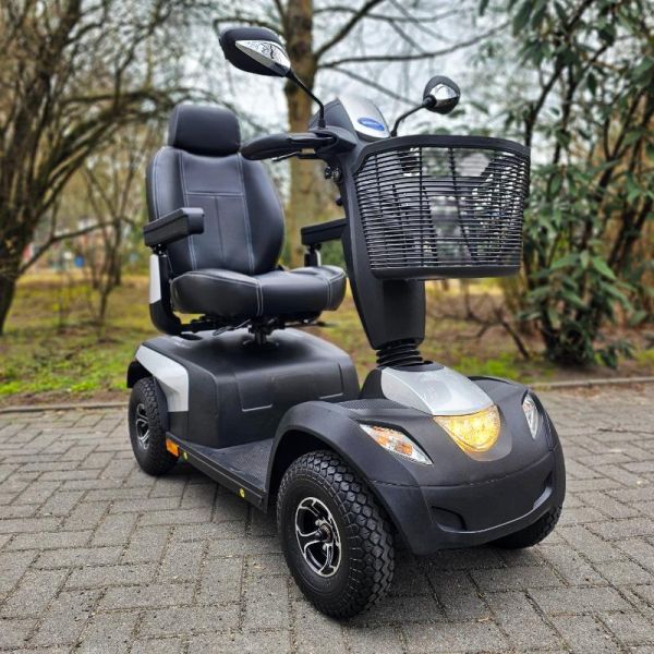 Invacare Comet Pro Silber Frontansicht rechts